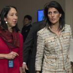 La embajadora estadounidense ante la ONU, Nikki Haley (derecha) a su salida de la reunión del Consejo de Seguridad