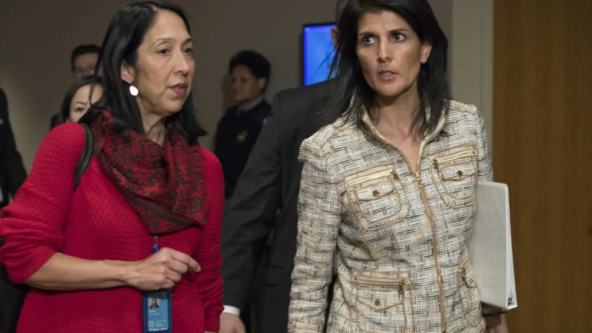 La embajadora estadounidense ante la ONU, Nikki Haley (derecha) a su salida de la reunión del Consejo de Seguridad