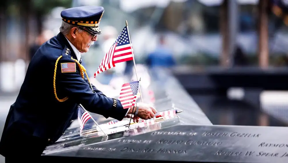 Un oficial participa en un homenaje por las víctimas de los atentados del 11 de septiembre de 2001 durante la jornada que marca el 17 aniversario de los ataques, en Nueva York, Estados Unidos / Foto: Efe