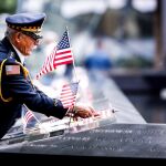 Un oficial participa en un homenaje por las víctimas de los atentados del 11 de septiembre de 2001 durante la jornada que marca el 17 aniversario de los ataques, en Nueva York, Estados Unidos / Foto: Efe