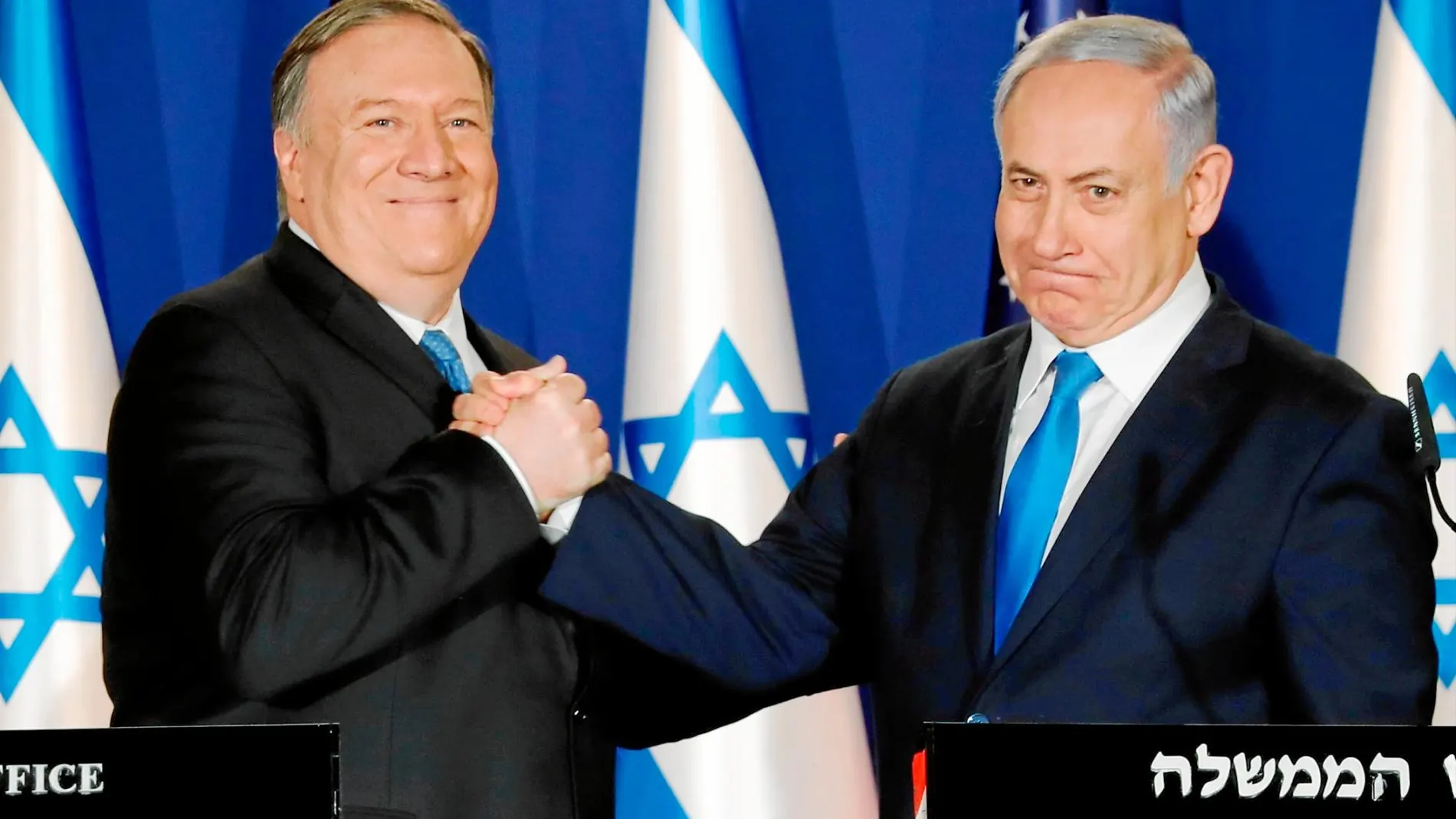 El secretario de Estado, Mike Pompeo, saluda al «premier» israelí, Benjamin Netanyahu, ayer en Jerusalén