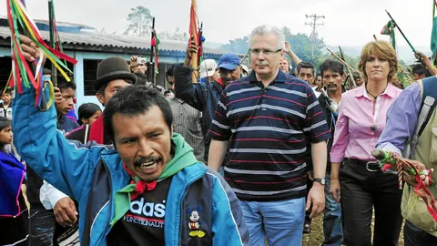 La entonces fiscal Delgado, junto a Garzón en 2010 en Piendamó (Colombia), en unas jornadas sobre derechos humanos de las comunidades indígenas