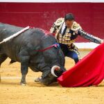El diestro Manuel Jesús "El Cid"con su primero, al que le cortó dos orejas