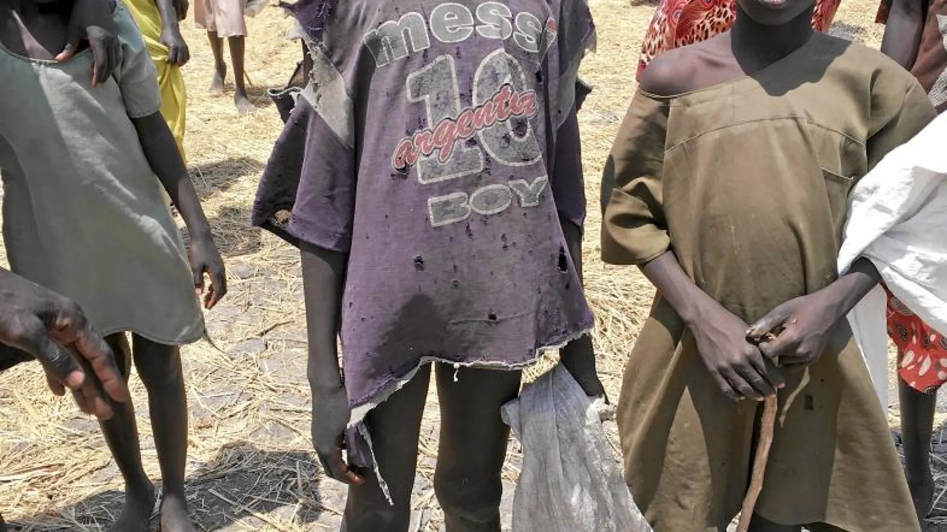 Niños de Sudán del Sur recogiendo comida al sur del país