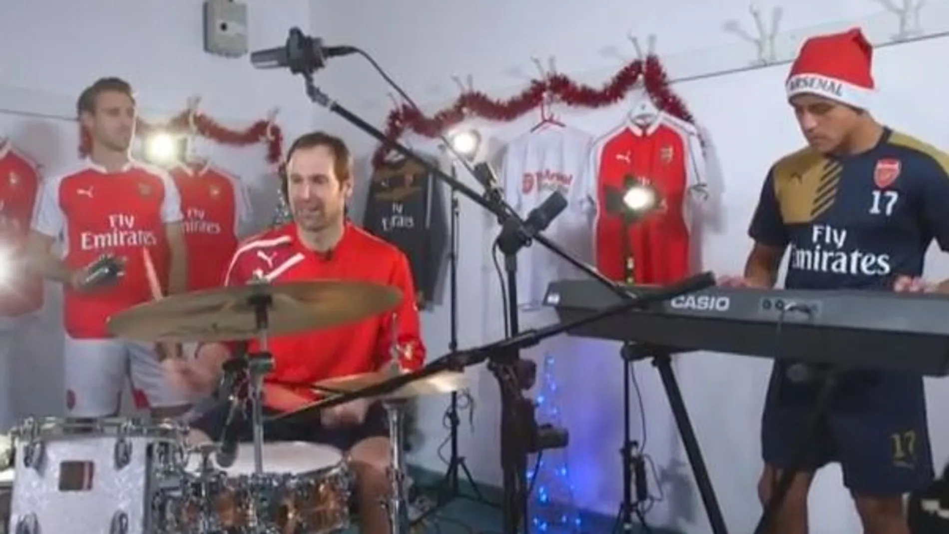 Cech, Monreal y Alexis protagonizan el villancico navideño del Arsenal