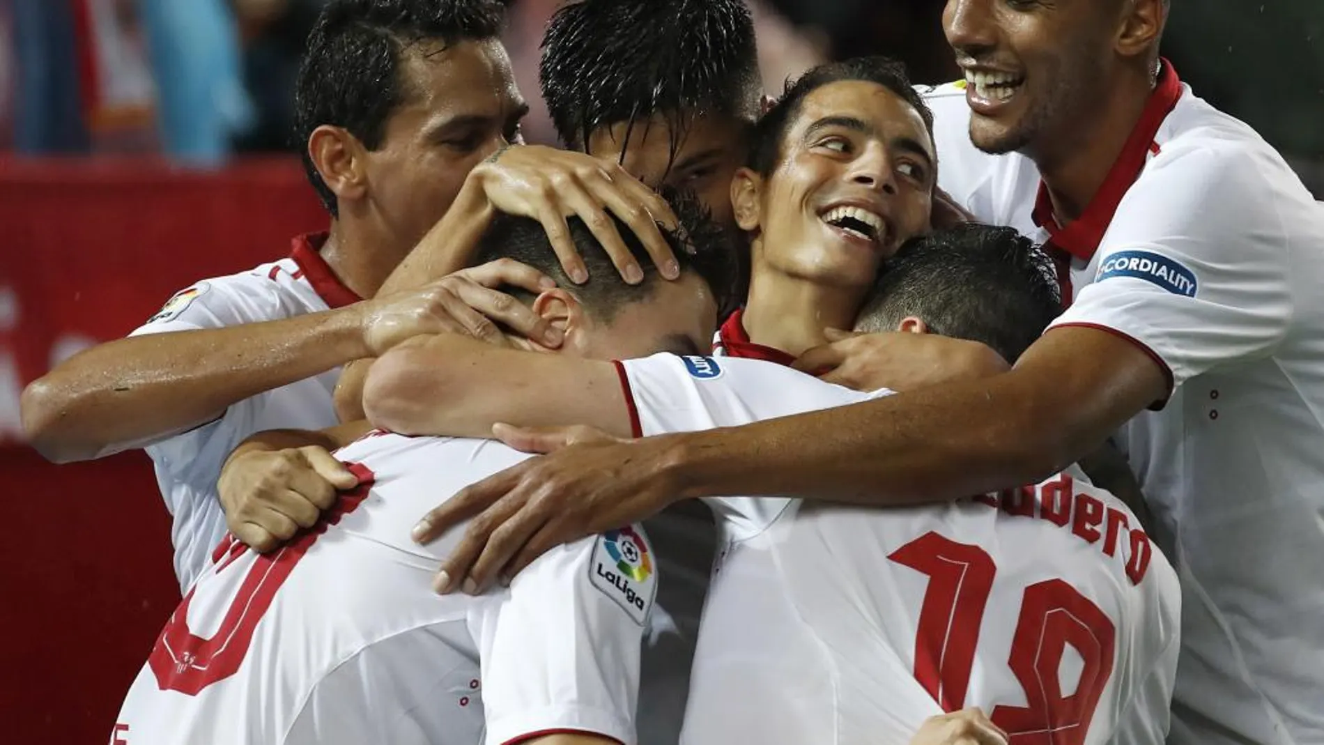 El delantero francés del Sevilla Wissam Ben Yedder (3d) celebra con sus compañeros su gol, el segundo de su equipo frente al Celta