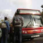 Usuarios acceden a un autobús de línea en Sevilla