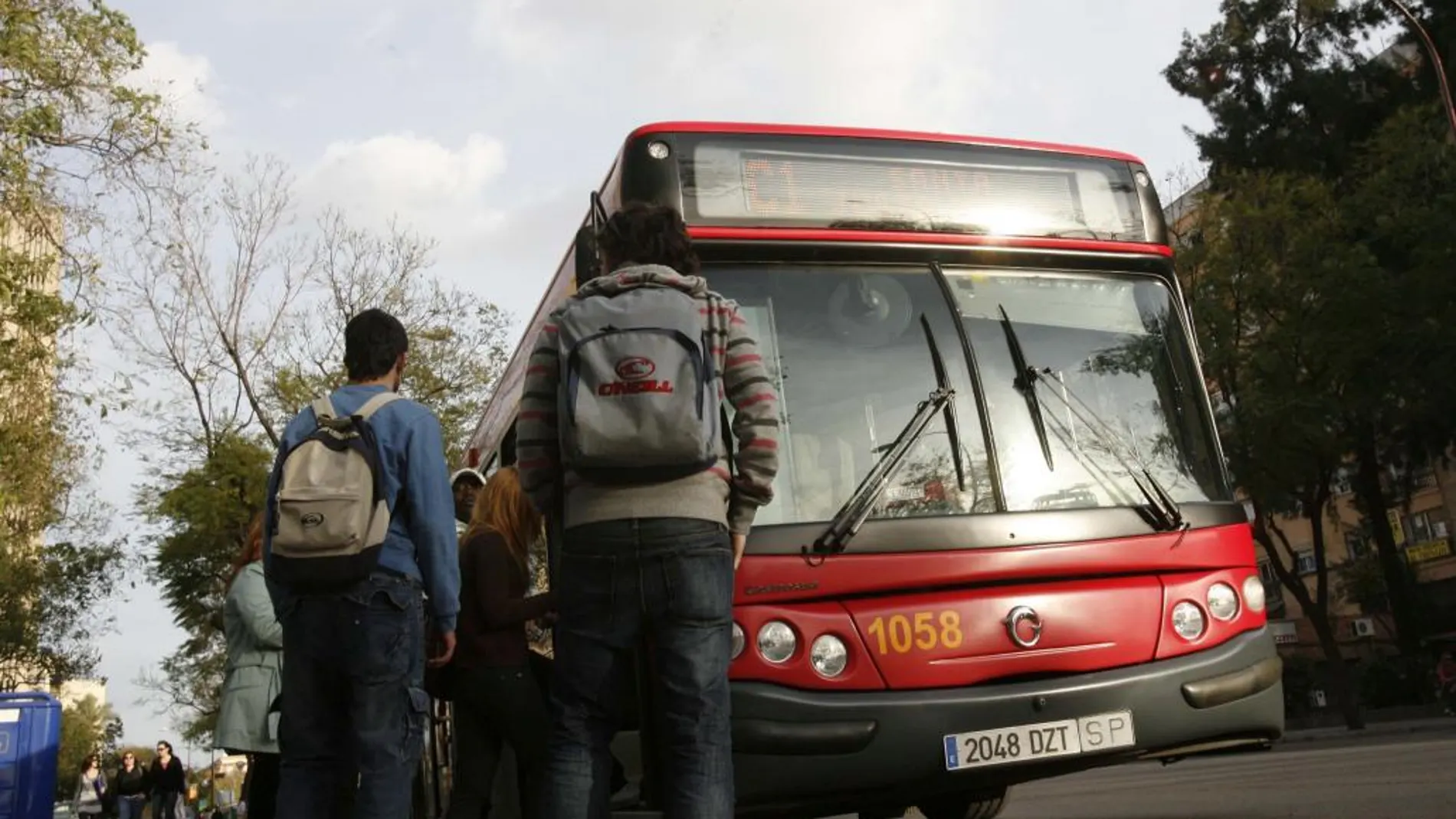 Usuarios acceden a un autobús de línea en Sevilla