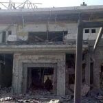 Fachada en la Embajada China en Bishkek (Kirguizistán) tras el atentado suicida