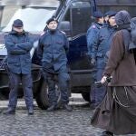 Dos monjas pasean frente a los agentes de Policía en la plaza de San Pedro en el Vaticano