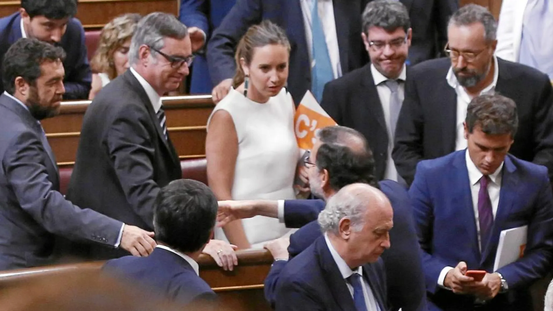 Rajoy se acercó a saludar a Rivera y a la bancada de Ciudadanos en el Congreso después del debate de ayer