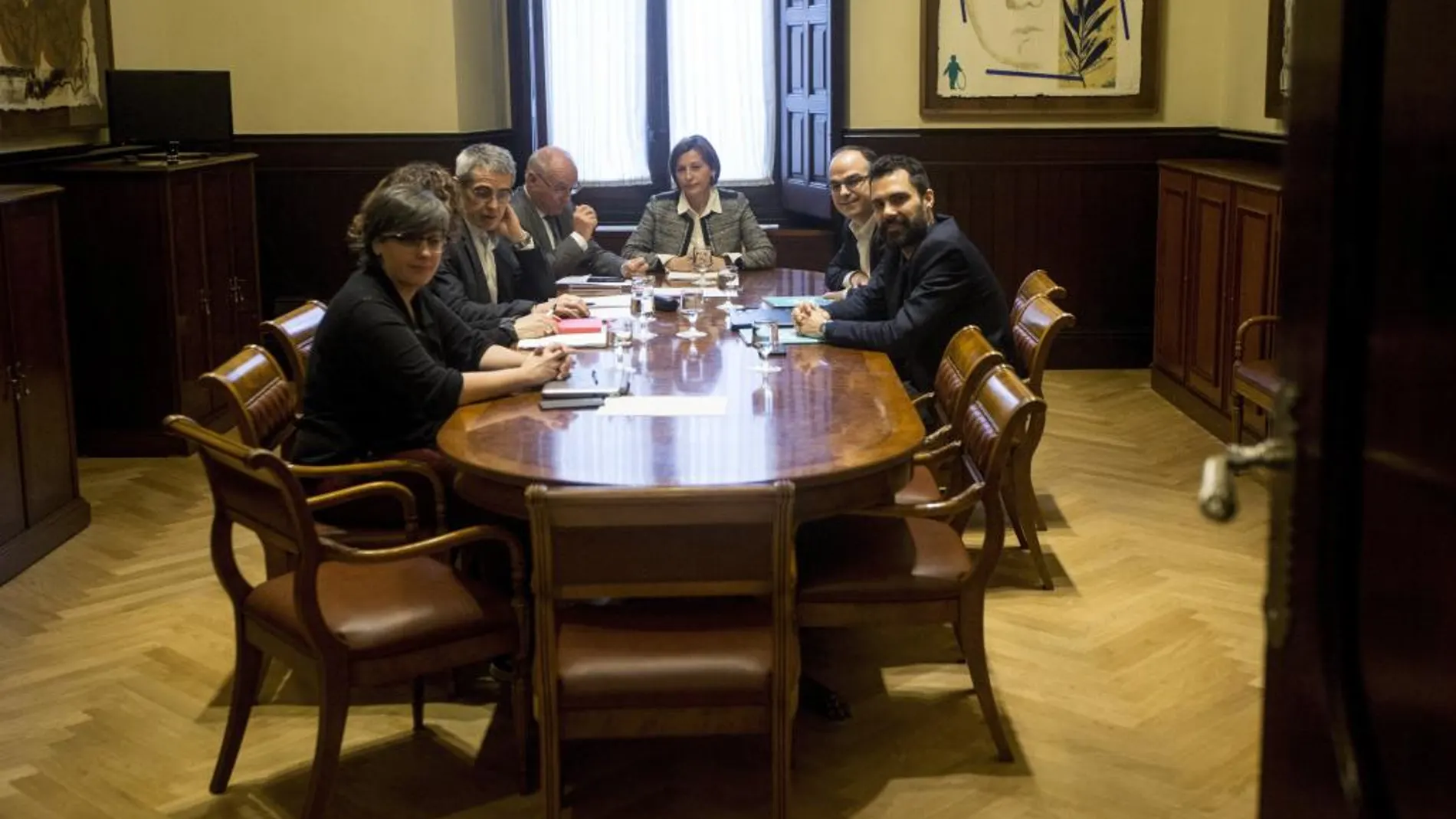 Carme Forcadell (c), acompañada de los diputados de Junts pel Sí Jordi Turull (2d), y Roger Torrent (d) y de la CUP, Mireia Boya (i), el secretario general del Parlamento Xavier Muro (4i), y el letrado mayor, Antoni Bayona (3i), el pasado mes de marzo