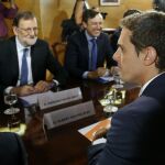 Mariano Rajoy y Albert Rivera durante la reunión con sus equipos negociadores