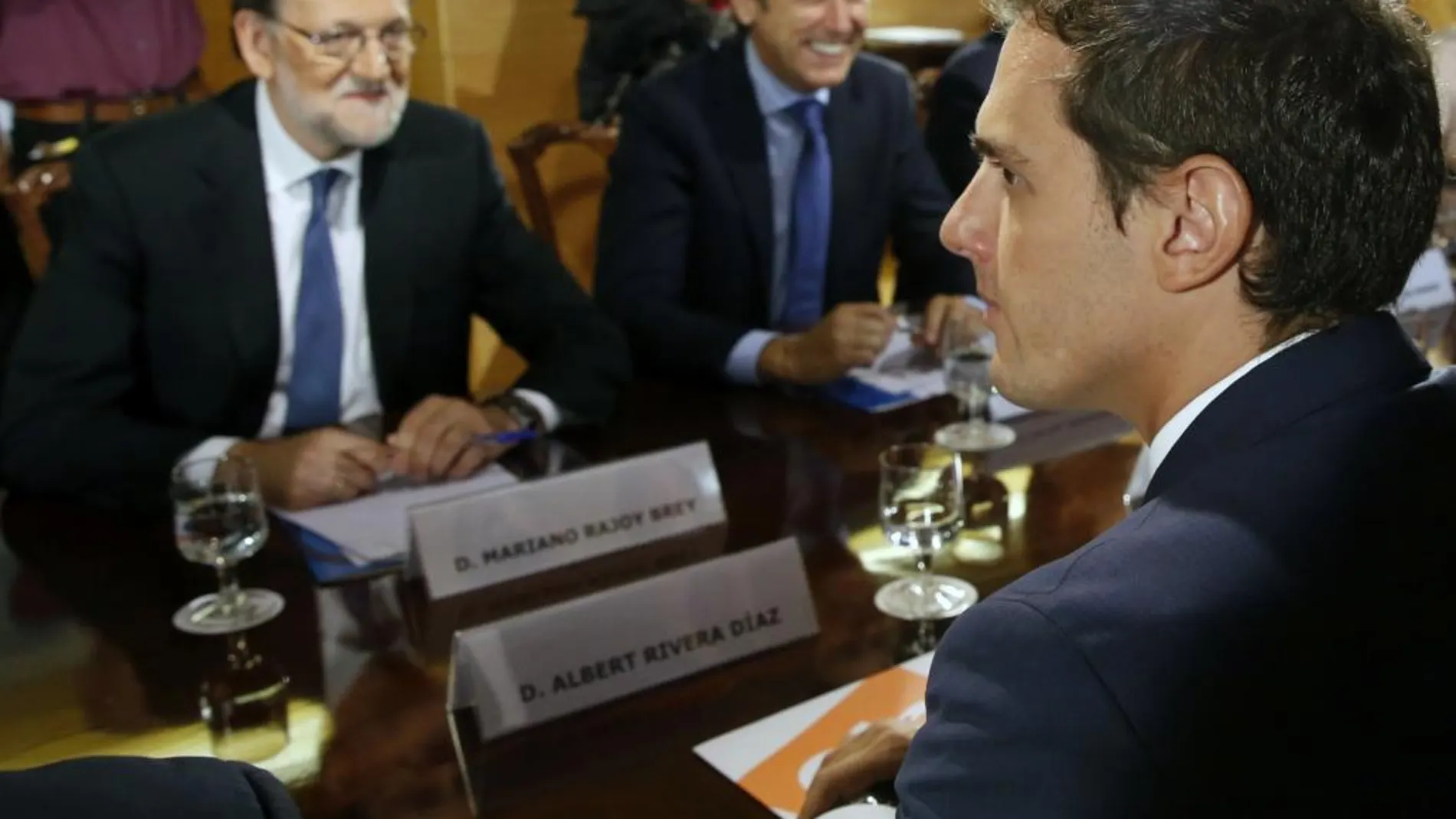 Mariano Rajoy y Albert Rivera durante la reunión con sus equipos negociadores