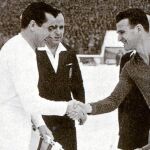 Miguel Muñoz, que luego sería entrenador del club blanco, saluda al capitán del Partizán en un partido de la primera Copa de Europa