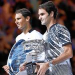 Rafa Nadal y Roger Federer posan tras la final del Open de Australia 2017