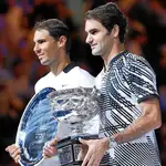 Rafa Nadal y Roger Federer posan tras la final del Open de Australia 2017