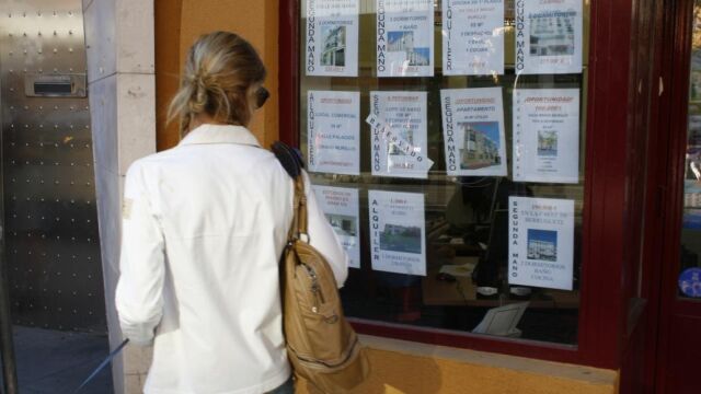 Vista de un escaparate de una inmobiliaria en Madrid
