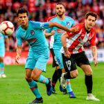 El centrocampista del Atlético de Madrid, Rodrigo Hernández (i), disputa el balón ante el jugador del Athletic, Ibai Gómez