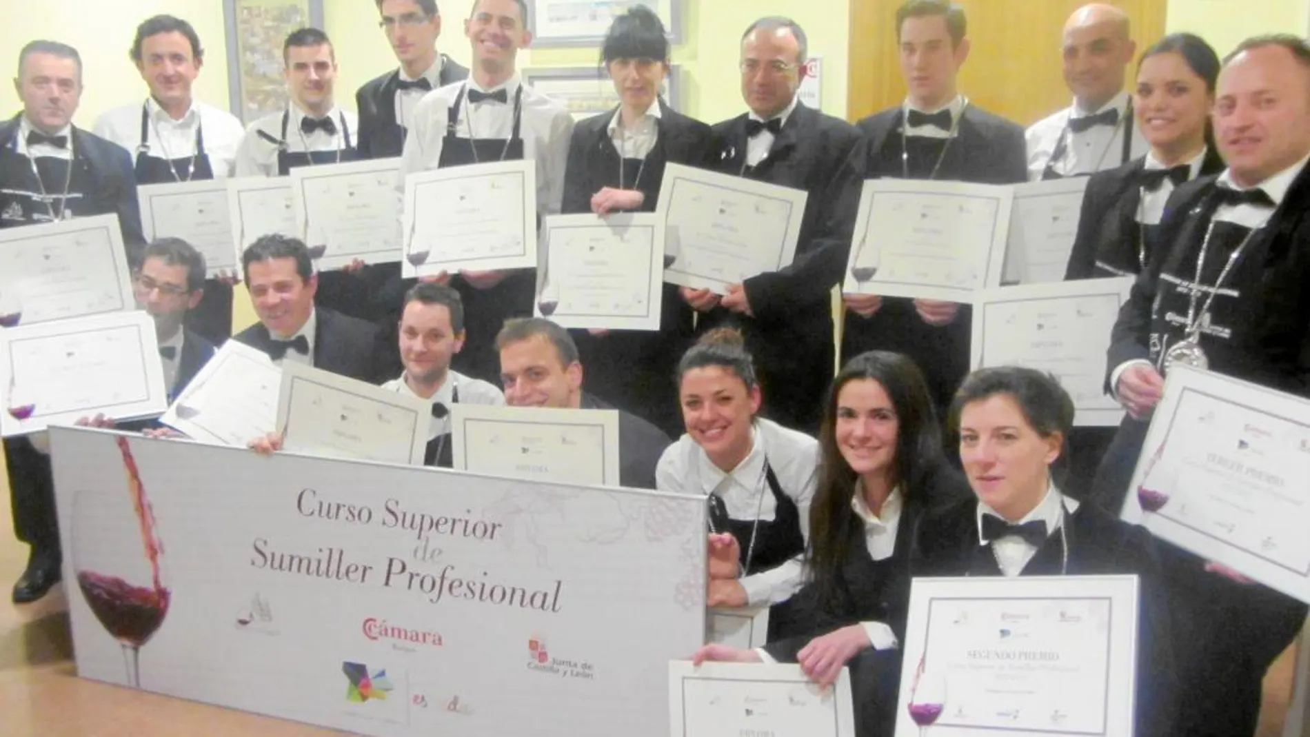 Entregas de diplomas a alumos de la pasada edición de curso de Sumiller Profesional de la Cámara de Burgos