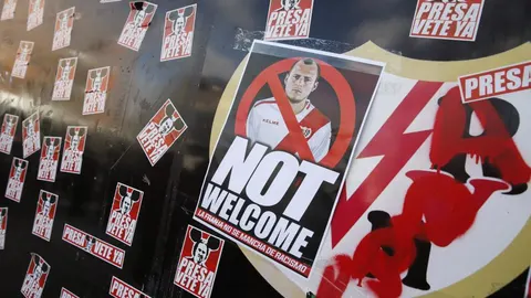 pancartas de protesta por el fichaje de Zozulya