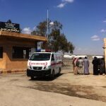 Una ambulancia sale del campo de refugiados Ain-Issa, ayer, al norte de Al-Raqqa (Siria)