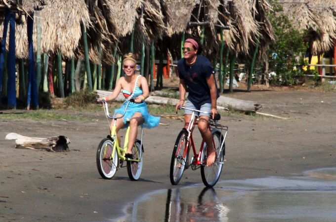 Shakira y Carlos Vives durante el rodaje del videoclip de "La bicicleta"en Barranquilla (Colombia)