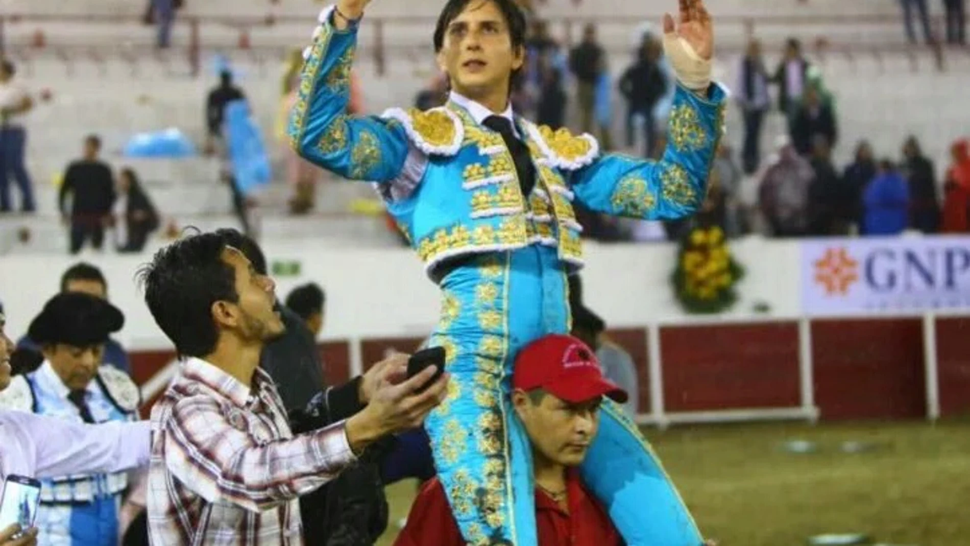 Roca Rey sale a hombros del coso de León, en México, tras cortar tres trofeos