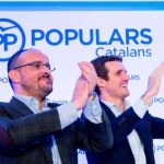 El presidente del PP Pablo Casado junto al nuevo presidente del partido en Cataluña, Alejandro Fernández. EFE/Quique García