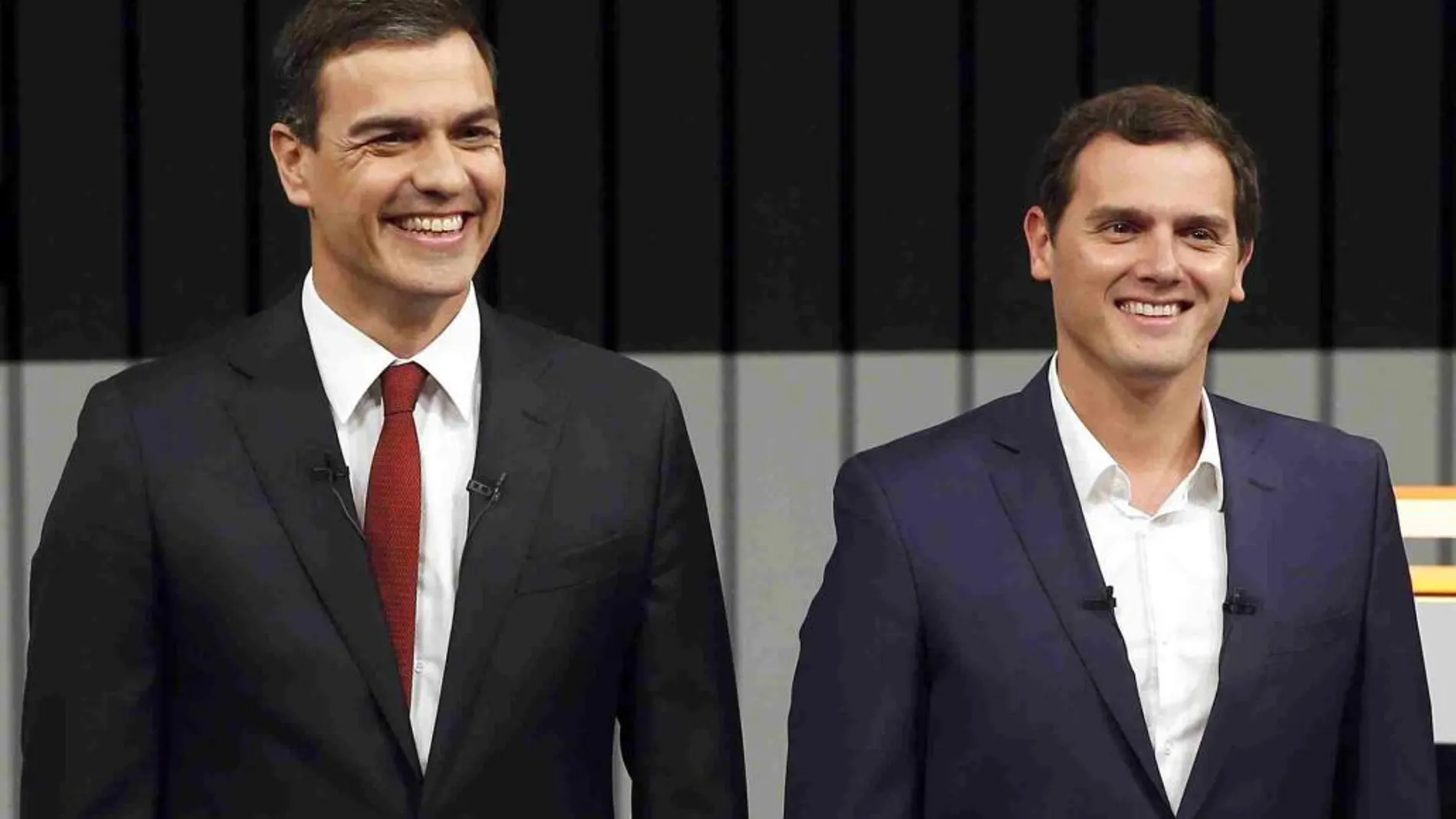 El líder del PSOE, Pedro Sánchez y el presidente de Ciudadanos, Albert Rivera momentos antes de iniciar el debate a cuatro de la pasada campaña electoral.