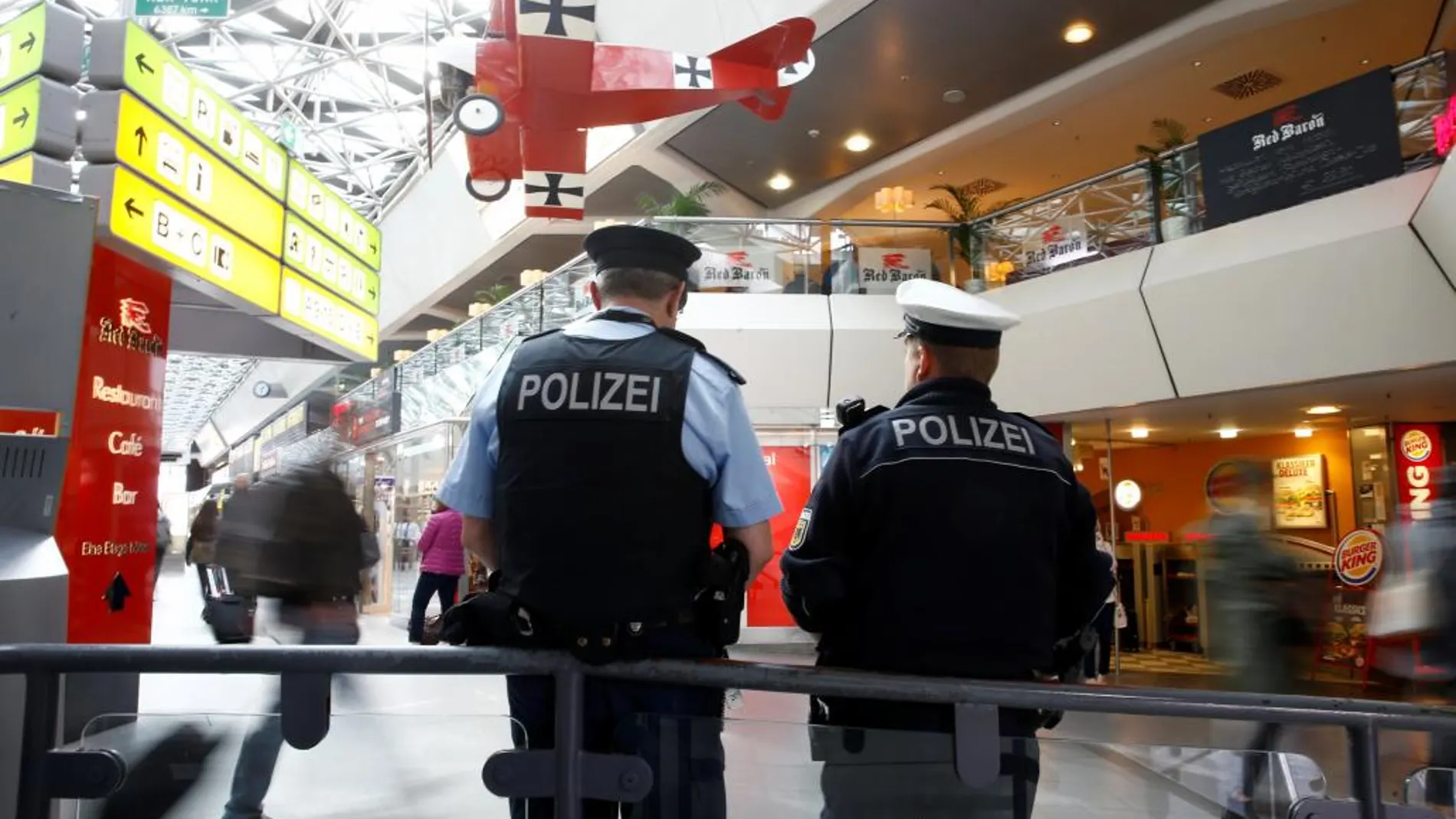 Policía en la estación de Berlín
