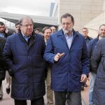 El presidente nacional del PP, Mariano Rajoy, y el presidente regional, Juan Vicente Herrera, en Salamanca junto a su alcalde y secretario regional del PP, Alfonso Fernández Mañueco, y la presidenta de las Cortes, Silvia Clemente