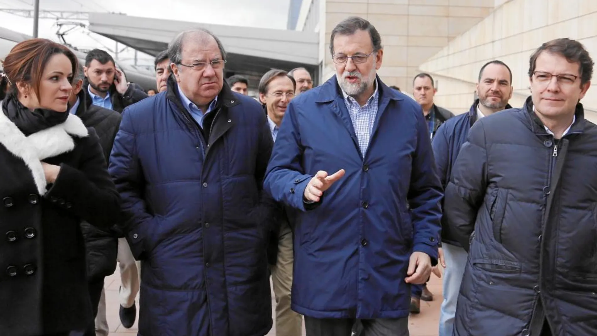 El presidente nacional del PP, Mariano Rajoy, y el presidente regional, Juan Vicente Herrera, en Salamanca junto a su alcalde y secretario regional del PP, Alfonso Fernández Mañueco, y la presidenta de las Cortes, Silvia Clemente