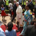 El Papa Francisco a su lleºgada al aeropuerto internacional de Bangui.