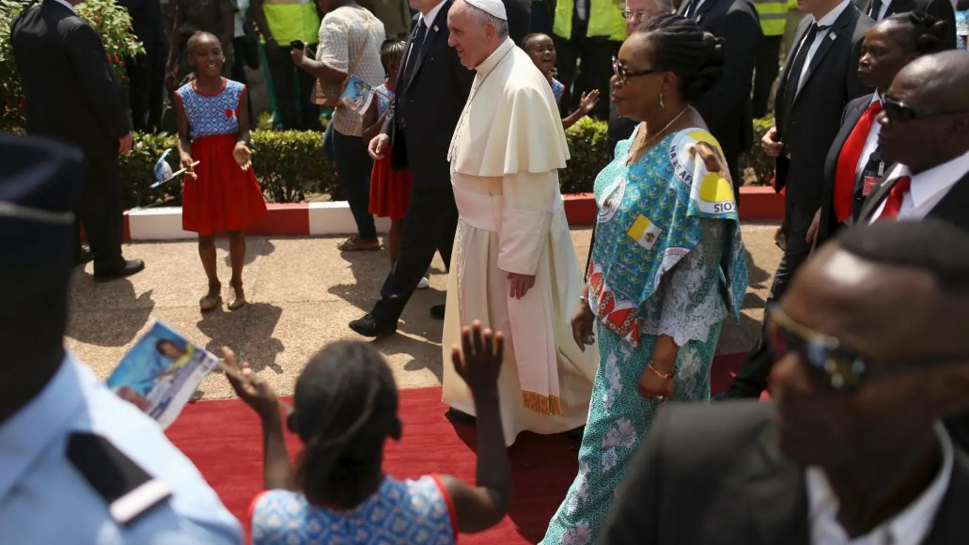El Papa Francisco a su lleºgada al aeropuerto internacional de Bangui.