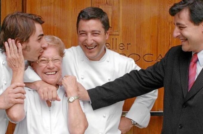 Los hermanos Roca, Jordi, Joan y Josep, con su madre