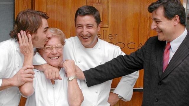 Los hermanos Roca, Jordi, Joan y Josep, con su madre