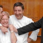 Los hermanos Roca, Jordi, Joan y Josep, con su madre