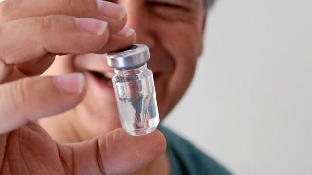 El cirujano García-Olmo con el nuevo medicamento de células madre