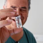 El cirujano García-Olmo con el nuevo medicamento de células madre