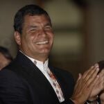 El presidente Rafael Correa celebra su victoria