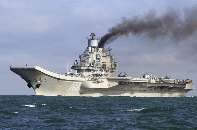El portaaviones Almirante Kuznetsov navegando por aguas internacionales cerca del puerto de Dover, Reino Unido.
