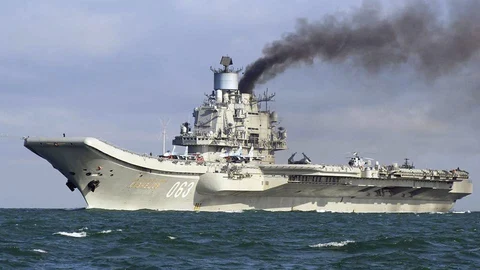 El portaaviones Almirante Kuznetsov navegando por aguas internacionales cerca del puerto de Dover, Reino Unido.