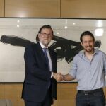 Mariano Rajoy y Pablo Iglesias se saludan antes de la reunión que han mantenido esta tarde en el Congreso de los Diputados.