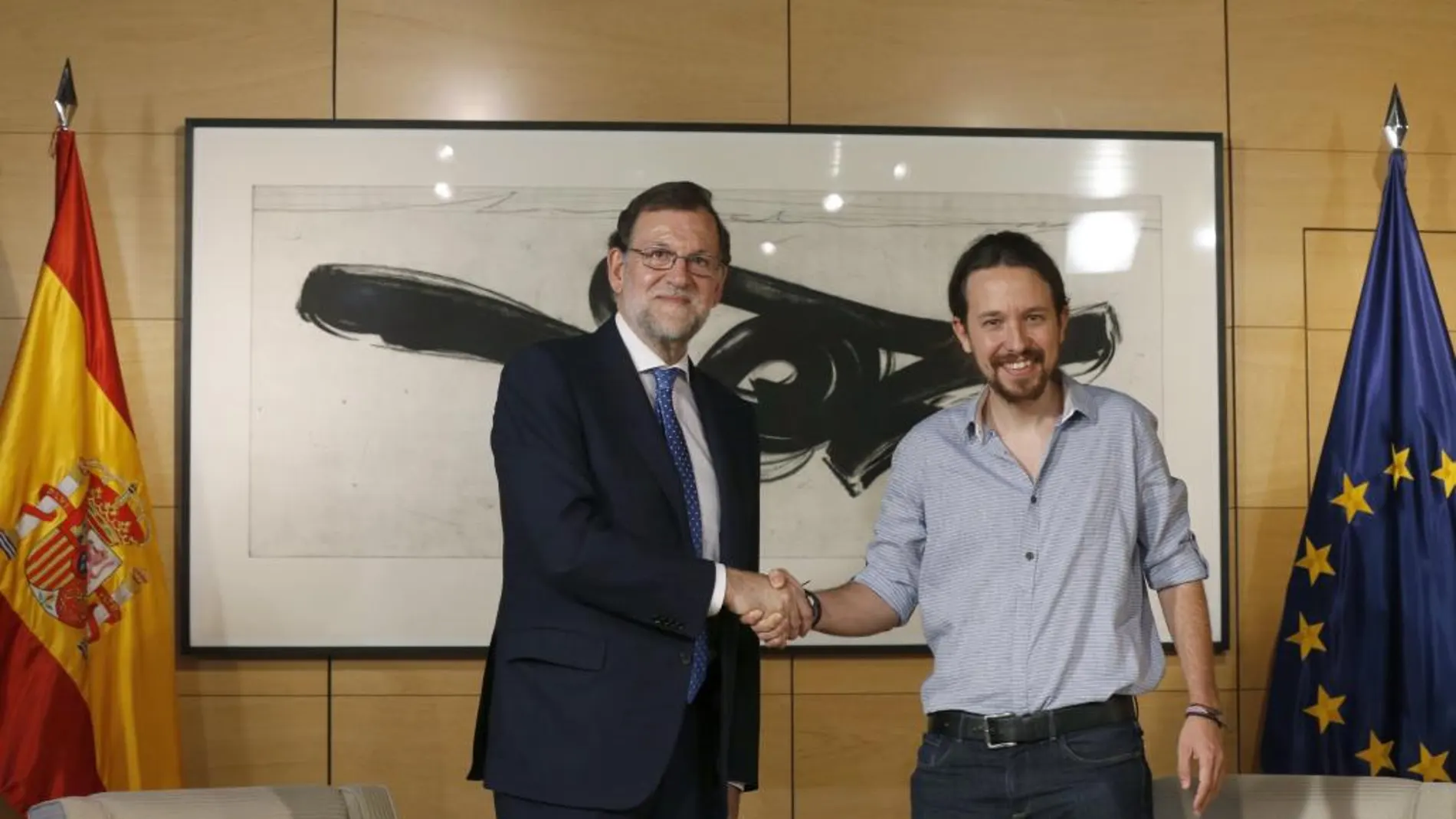 Mariano Rajoy y Pablo Iglesias se saludan antes de la reunión que han mantenido esta tarde en el Congreso de los Diputados.