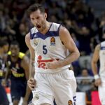 El alero del Real Madrid, Rudy Fernández, celebra una canasta