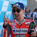 El piloto de Moto GP Jorge Lorenzo celebra su primer puesto tras conseguir la pole en la carrera clasificatoria celebrada hoy en el circuito turolense de Motorland Aragón / Efe