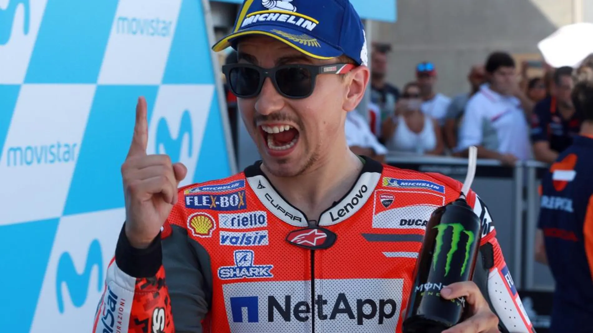 El piloto de Moto GP Jorge Lorenzo celebra su primer puesto tras conseguir la pole en la carrera clasificatoria celebrada hoy en el circuito turolense de Motorland Aragón / Efe