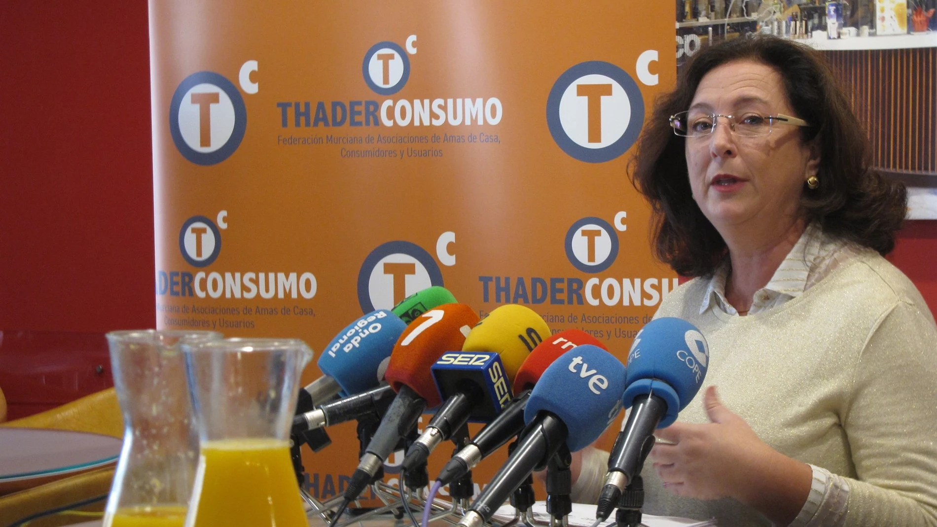 La presidenta de la Federación Murciana de Asociaciones de Amas de Casa, Consumidores y Usuarios ThaderConsumo, Juana Pérez, ayer en rueda de prensa
