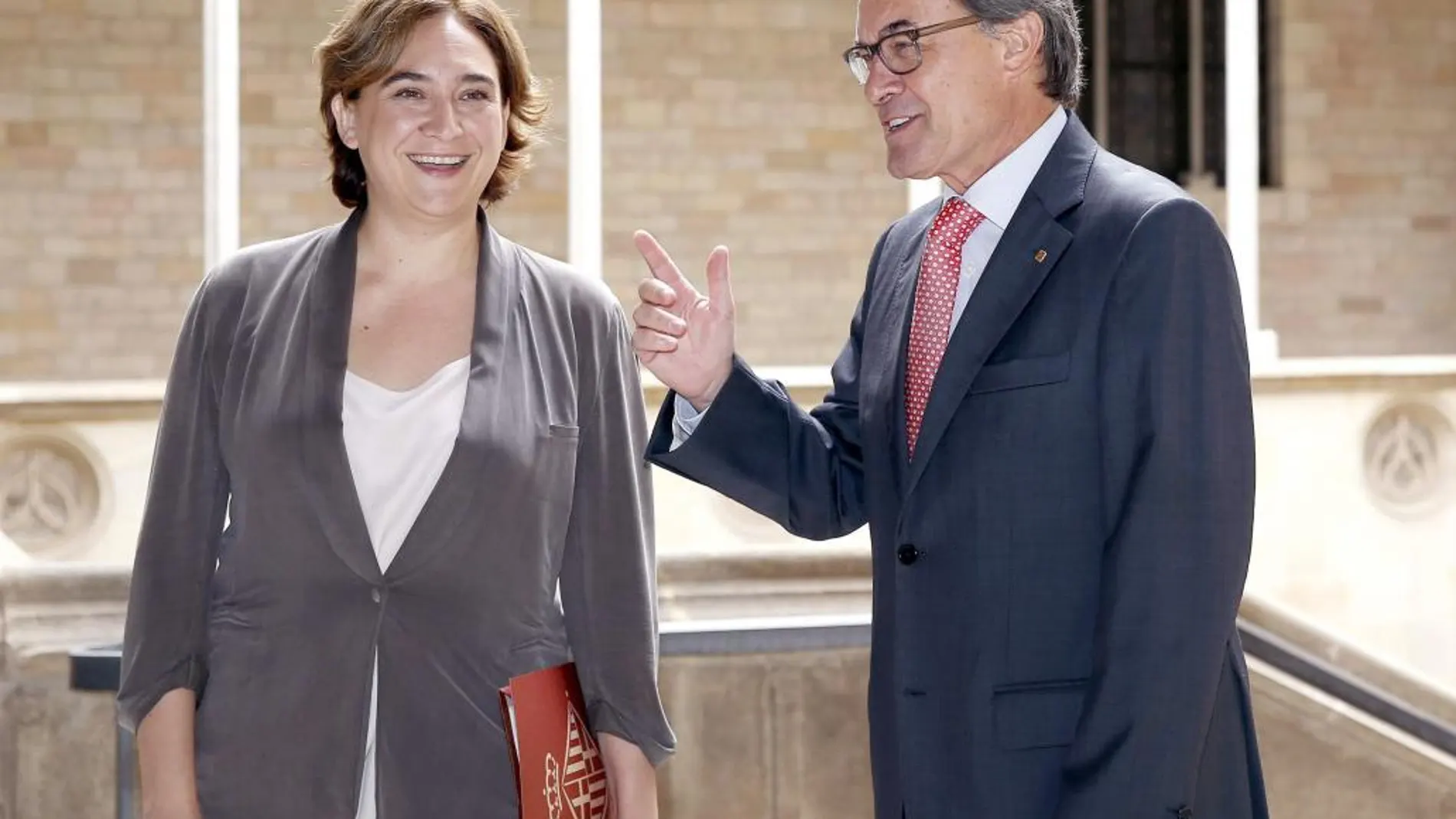 El presidente de la Generalitat, Artur Mas, y la alcaldesa de Barcelona, Ada Colau.